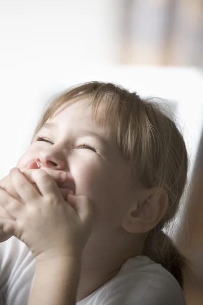 Meisje aan het lachen — Stockfoto