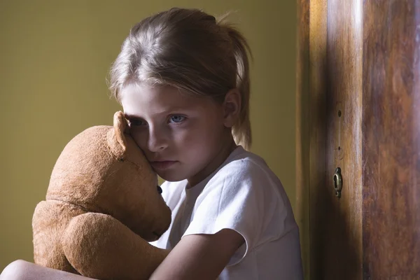Mädchen umarmt Teddybär — Stockfoto