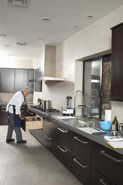 Chef masculino trabajando en la cocina — Foto de Stock