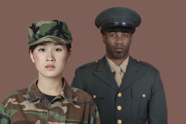 立っている男性の警官と海兵隊兵士 — ストック写真