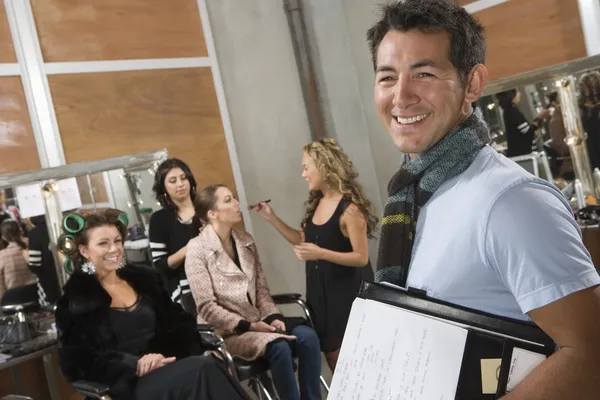 Stage manager dans les coulisses avec des modèles — Photo