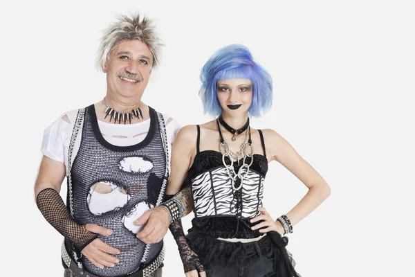 Kvinnliga punk stående med äldre man — Stockfoto