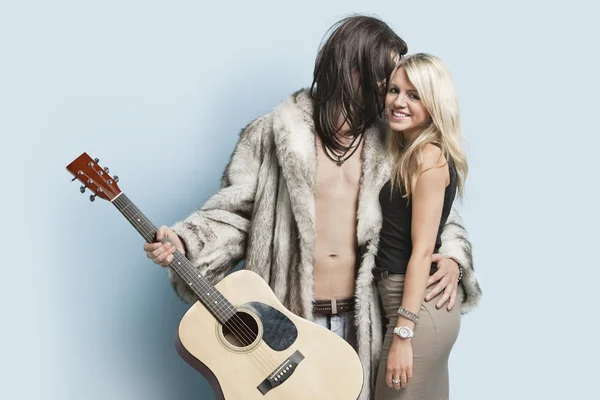 Mann mit Gitarre umarmt Frau — Stockfoto