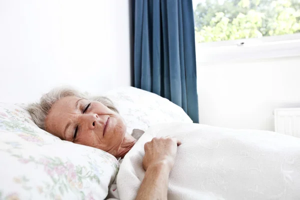 Seniorin schläft im Schlafzimmer — Stockfoto