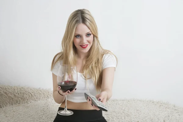 Jovem mulher segurando copo de vinho — Fotografia de Stock