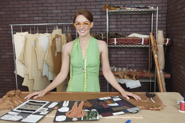 Diseñadora de moda bastante femenina — Foto de Stock