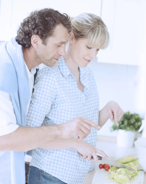 Paar macht einen gesunden Salat — Stockfoto