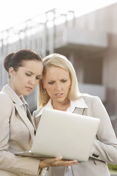 Geschäftsfrauen arbeiten am Laptop — Stockfoto