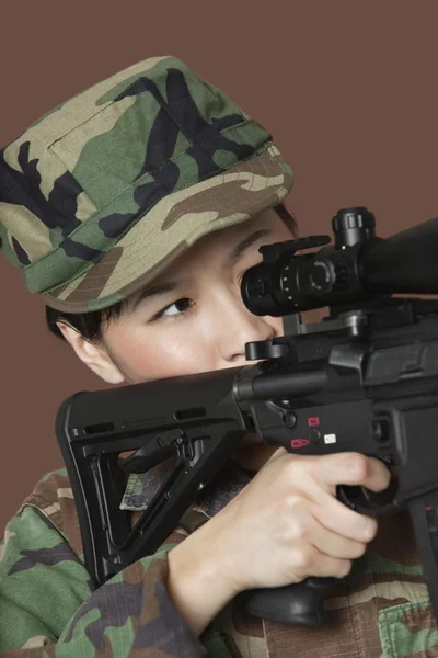 Soldado del Cuerpo de Marines apuntando rifle de asalto M4 —  Fotos de Stock