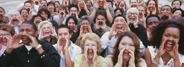 Multidão gritando com as mãos no rosto — Fotografia de Stock