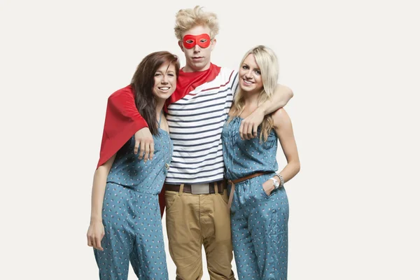 Uomo in costume da supereroe e donne — Foto Stock