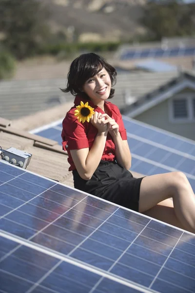 Une dame tenant un tournesol — Photo