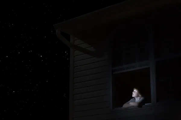 Genç çocuk gece gökyüzüne baktı — Stok fotoğraf