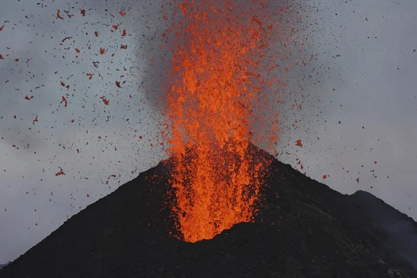 Roztavená láva vypukne od stromboli Sicílie — Stock fotografie