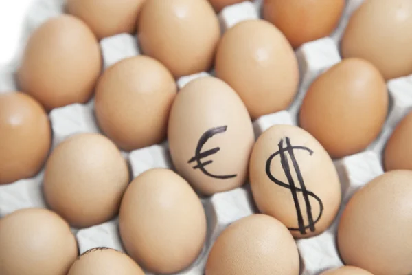 Dolar a euro podepsat na vejcích — Stock fotografie