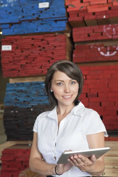 Mujer de negocios que utiliza la tableta PC —  Fotos de Stock