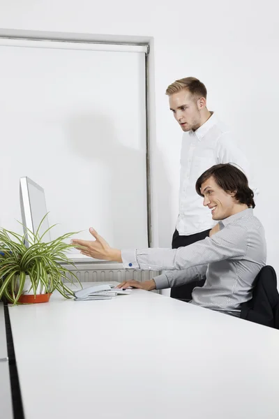 Empresário mostrando tela do computador — Fotografia de Stock