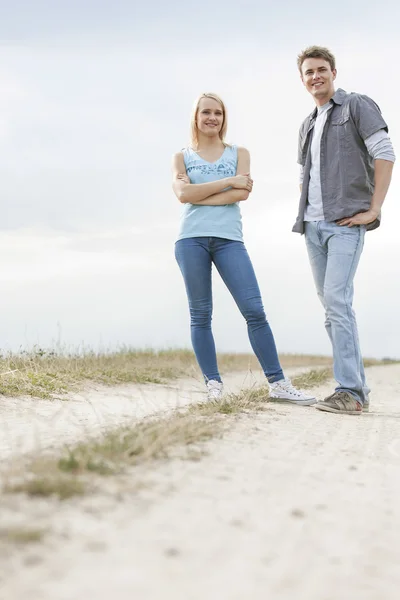 Casal em pé na trilha no campo — Fotografia de Stock