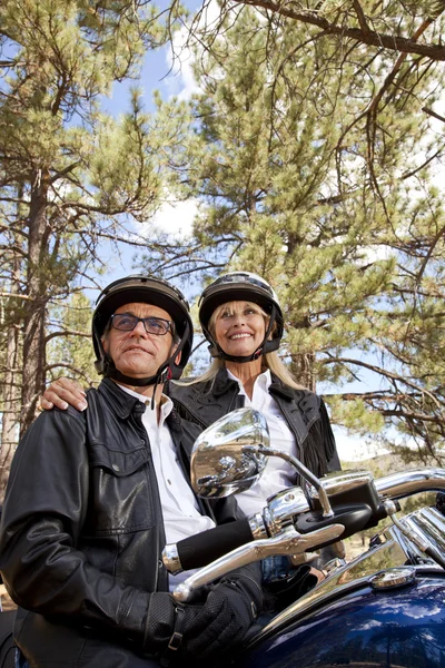 Casal de idosos ao lado da motocicleta — Fotografia de Stock
