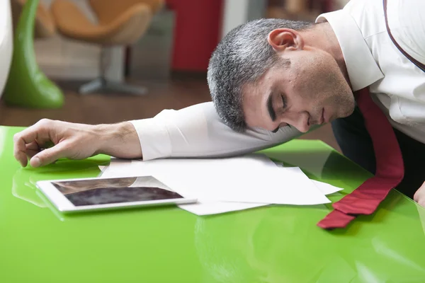 Geschäftsmann schlief auf Dokumenten — Stockfoto