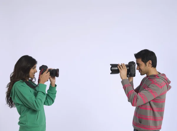 Woman and man photographing each other — Stock Photo, Image