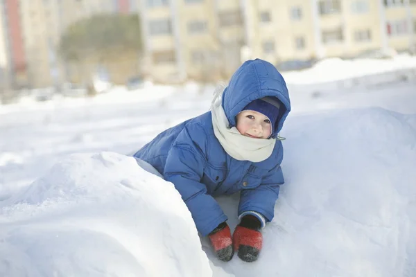 Boy climbing in the snow — Stock Photo, Image