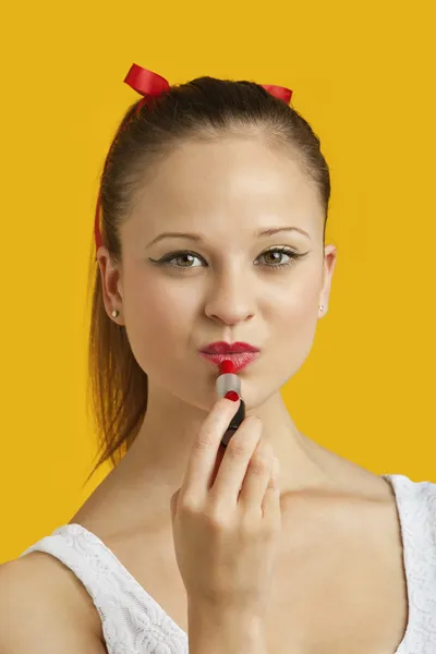 Belle jeune femme appliquant rouge à lèvres — Photo