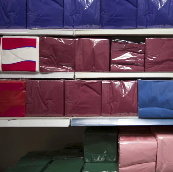 Разноцветные ткани в супермаркете — стоковое фото