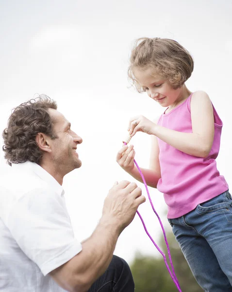 Padre e figlia con corda da salto — Foto Stock