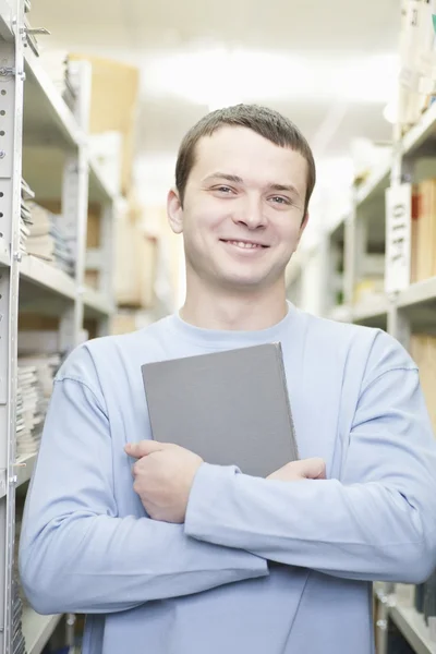 En mann som holder en bok – stockfoto