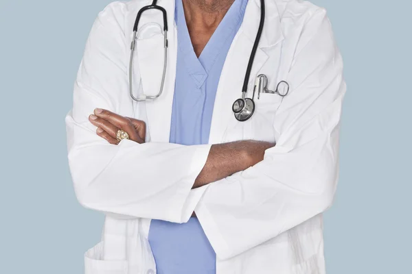 Sección media de un médico con los brazos cruzados — Foto de Stock