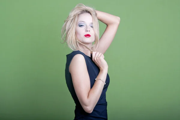 Blonde Geschäftsfrau auf grünem Hintergrund — Stockfoto