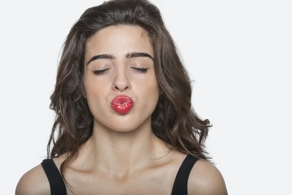 Hermosa mujer labios fruncidos — Foto de Stock