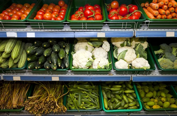 Färska grönsaker på displayen — Stockfoto