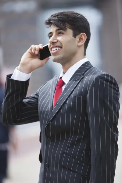 Indisk affärsman på mobiltelefon — Stockfoto
