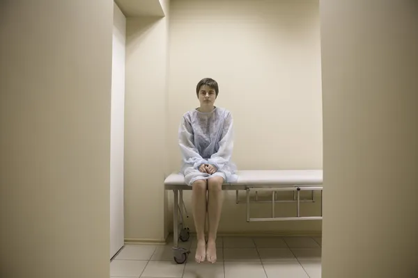 Mulher à espera de exame médico — Fotografia de Stock