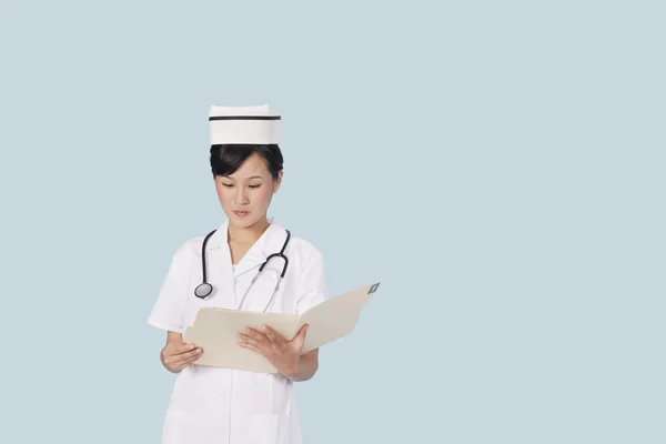 Doctor reading medical report — Stock Photo, Image