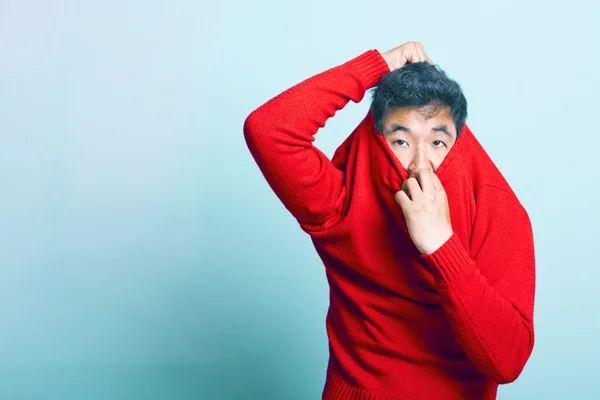 Hombre tratando de tomar de suéter —  Fotos de Stock