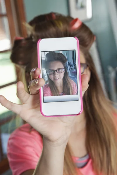 Girl taking self-portrait — Stock Photo, Image