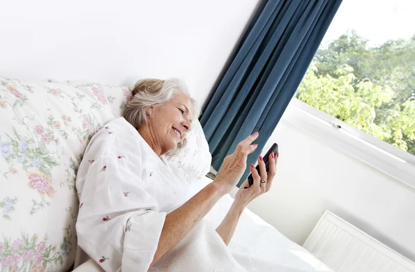 Donna anziana utilizzando il telefono cellulare — Foto Stock