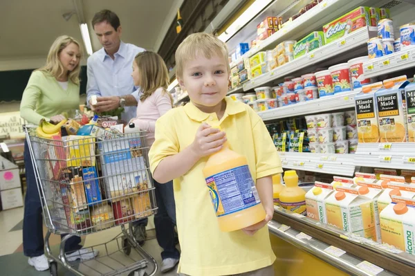 Chico tiene jugo de naranja —  Fotos de Stock