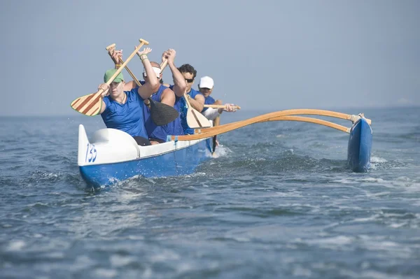 Outrigger equipo de piragüismo en el agua — Foto de Stock