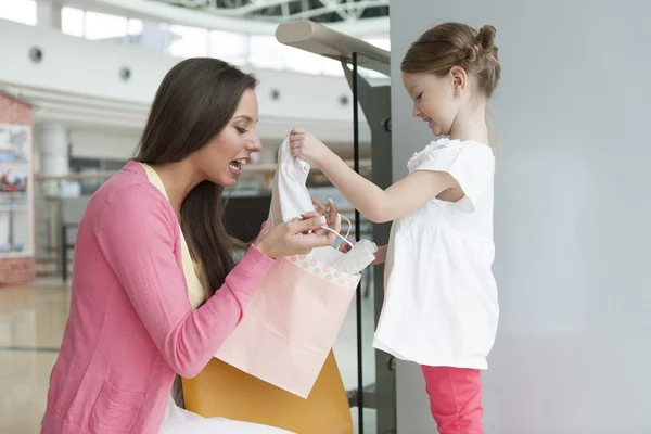 Mother giving daughter gift — Stock Photo, Image