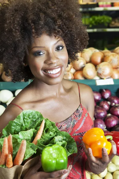 Woman holding vegetables — Stock Photo, Image