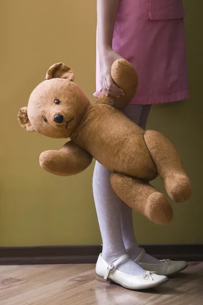 Girl holding bear — Stock Photo, Image