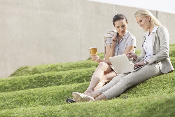 Donne d'affari che guardano il computer portatile — Foto Stock