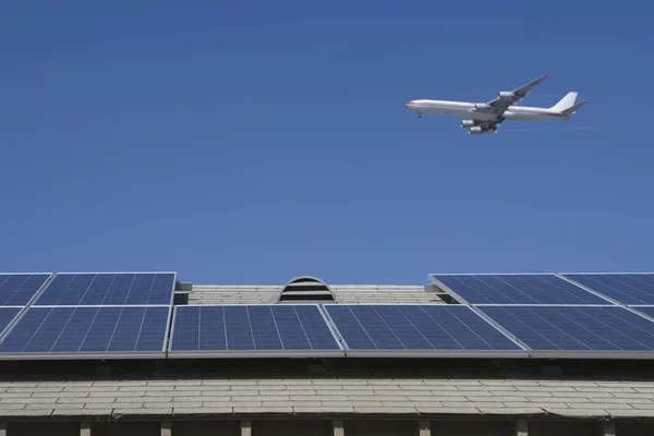 Samolot i paneli słonecznych — Zdjęcie stockowe