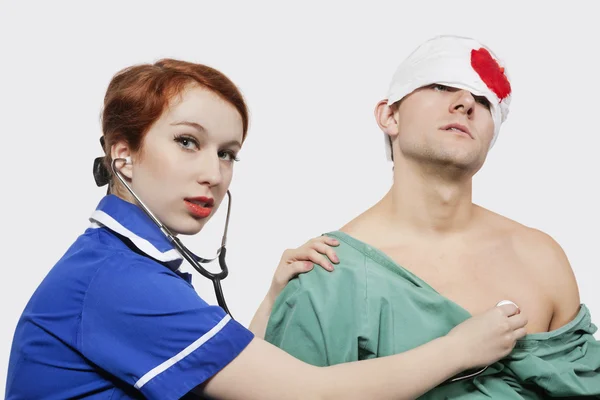 Медсестра лечит раненого пациента — стоковое фото