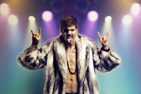 Man in fur coat making rebellious gestures — Stock Photo, Image