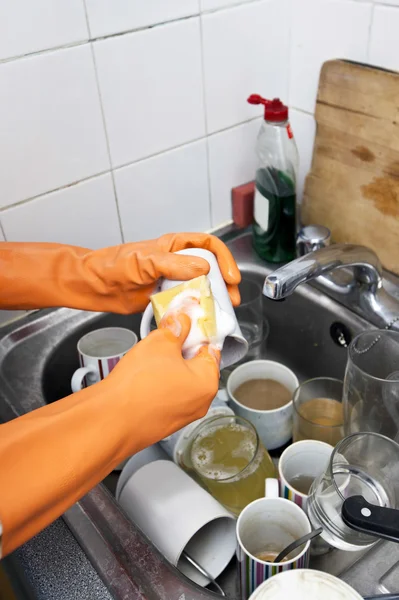 Женские руки мыть чашку — стоковое фото